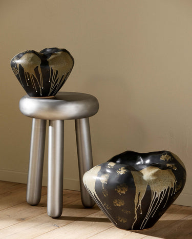 Nordal - ASHAR skulpturel vase, L – sort/sand – L43,5 × B44 × H32 cm