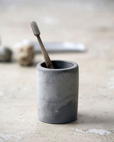 House Doctor - Cement Tandbørsteholder Cement - Grå H10 x Ø7,6 cm