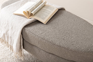 Venture Home Otto puf – Grå/beige Teddy med sorte stålben – 100×40×41 cm - Bolig og Haven