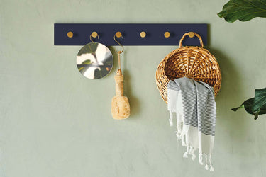 MOUD Home - COLOR Knagerække i træ mørk blå - 70 cm