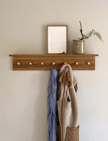MOUD Home - FJORD knagerække med hylde i egetræ med stål knager - 90 cm