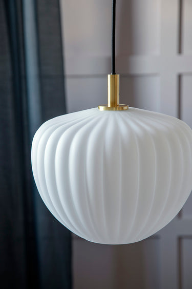 MOUD Home - MOMA pendel - opal glas og børstet messing