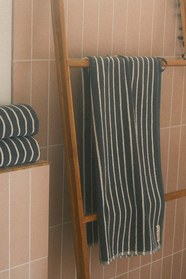 MOUD Home - LINO Stribet Håndklæde - mosgrøn - 50×100 cm