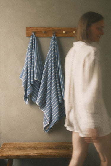 MOUD Home - LINO Stribet Håndklæde - havblå - 50×100 cm